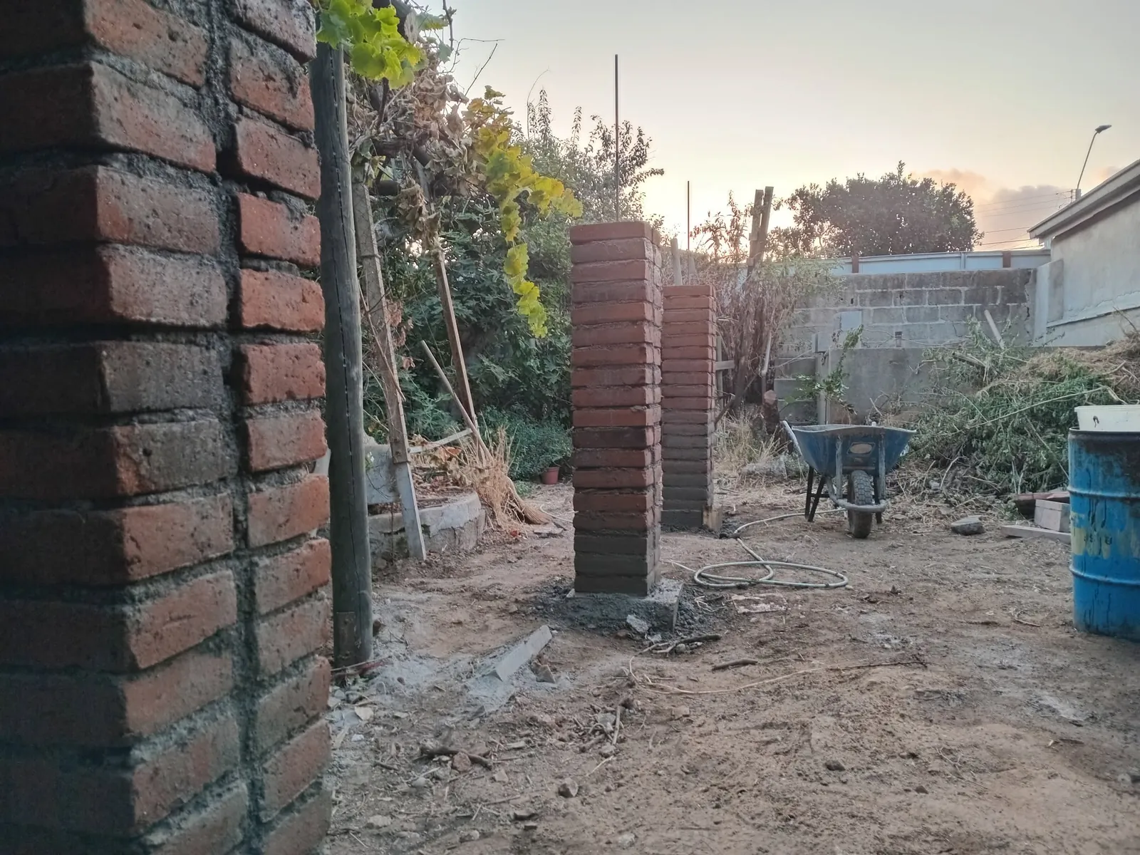 Pilares de albañilería en construcción